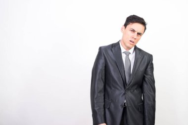 Takım elbiseli yorgun adam alnındaki teri elinin teriyle siliyor. beyaz arkaplan, orta çekim