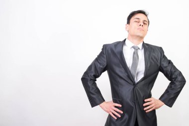 Takım elbiseli kendine güvenen bir adam. Beyaz arkaplan, orta çekim
