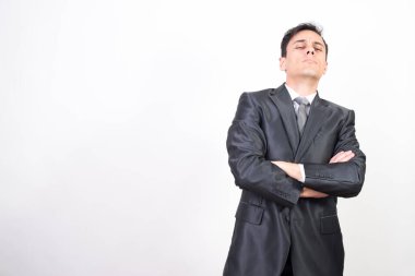 Takım elbiseli kendine güvenen bir adam. Beyaz arkaplan, orta çekim