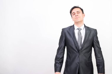 Takım elbiseli kendine güvenen bir adam. Beyaz arkaplan, orta çekim