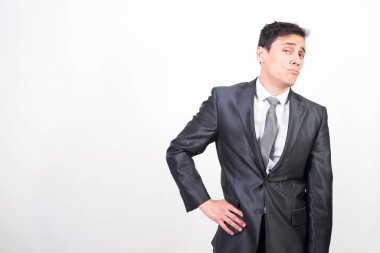 Takım elbiseli kendine güvenen bir adam. Beyaz arkaplan, orta çekim