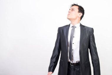 Takım elbiseli kendine güvenen bir adam. Beyaz arkaplan, orta çekim