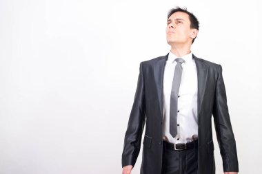 Takım elbiseli kendine güvenen bir adam. Beyaz arkaplan, orta çekim