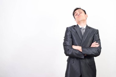 Takım elbiseli kendine güvenen bir adam. Beyaz arkaplan, orta çekim