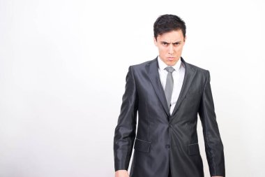 Takım elbiseli meydan okuyan adam. Beyaz arka plan. Orta düzlem