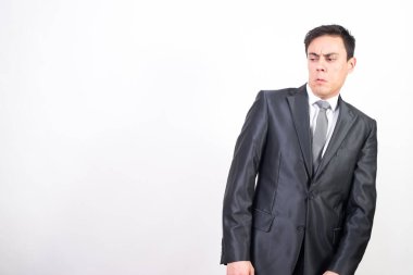 Takım elbiseli güvenilmez adam. Beyaz arka plan. Orta düzlem