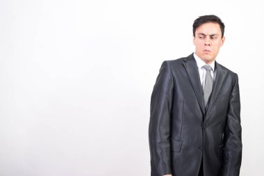 Takım elbiseli güvenilmez adam. Beyaz arka plan. Orta düzlem
