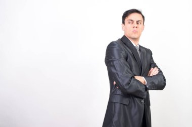 Takım elbiseli güvenilmez adam. Beyaz arka plan. Orta düzlem