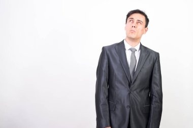 Takım elbiseli güvenilmez adam. Beyaz arka plan. Orta düzlem