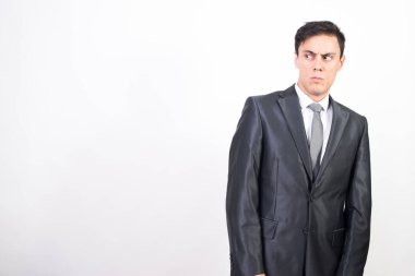 Takım elbiseli güvenilmez adam. Beyaz arka plan. Orta düzlem