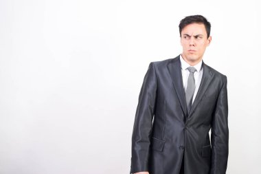 Takım elbiseli güvenilmez adam. Beyaz arka plan. Orta düzlem