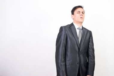 Takım elbiseli güvenilmez adam. Beyaz arka plan. Orta düzlem