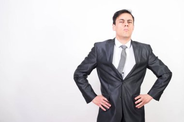 Takım elbiseli güvenilmez adam. Beyaz arka plan. Orta düzlem