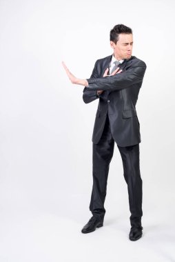 Takım elbiseli kızgın adam. beyaz arkaplan, tüm vücut