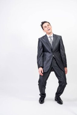 Takım elbiseli adam zevk alıyor. Beyaz arkaplan, tüm vücut