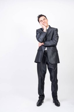 Takım elbiseli adam zevk alıyor. Beyaz arkaplan, tüm vücut