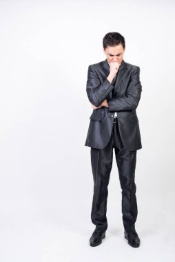 Takım elbiseli endişeli adam. Beyaz arkaplan, tüm vücut