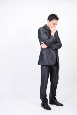 Takım elbiseli endişeli adam. Beyaz arkaplan, tüm vücut