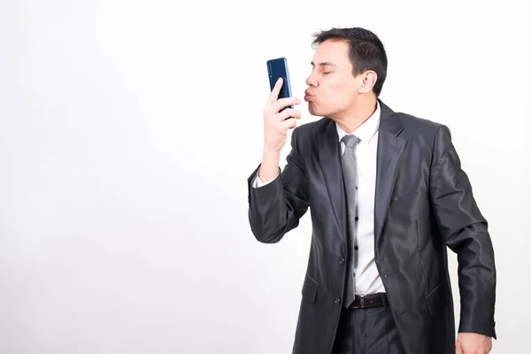 スーツ姿の男が携帯で話してる 白の背景 ミディアムショット — ストック写真
