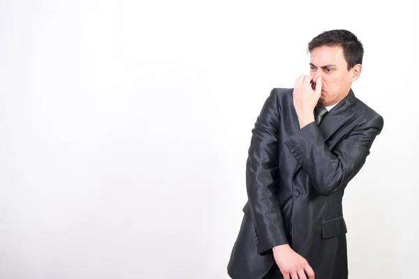 Hombre Traje Disgustado Por Mal Olor Fondo Blanco Plano Medio — Foto de Stock