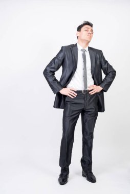 Takım elbiseli küstah adam. Beyaz arkaplan, tüm vücut