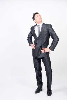 Takım elbiseli küstah adam. Beyaz arkaplan, tüm vücut