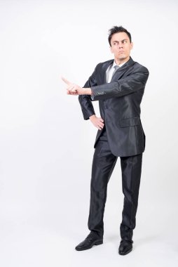 Takım elbiseli adam birini azarlıyor. Beyaz arkaplan, tüm vücut