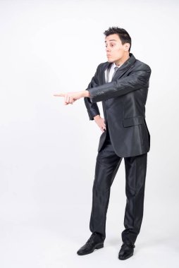 Takım elbiseli adam birini azarlıyor. Beyaz arkaplan, tüm vücut