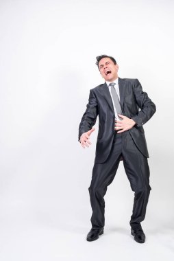 Takım elbiseli gülen adam. Beyaz arkaplan, tüm vücut