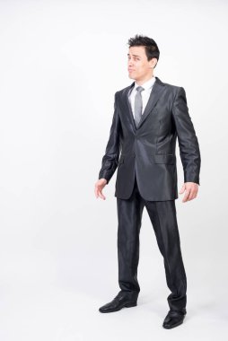 Takım elbiseli baştan çıkarıcı bir adam. Beyaz arkaplan, tüm vücut
