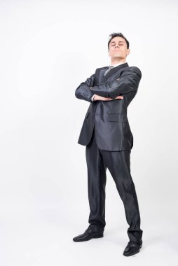 İşaret parmağıyla önü gösteren takım elbiseli adam. Beyaz arkaplan, tüm vücut