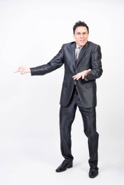 Takım elbiseli adamın kopya uzayı göstermesine şaşırdım. Beyaz arkaplan, tüm vücut