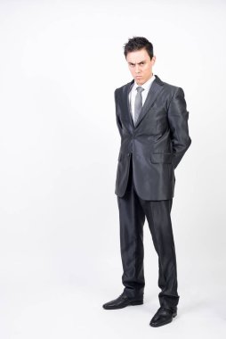 Takım elbiseli ciddi bir adam. Beyaz arkaplan, tüm vücut