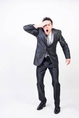 Takım elbiseli şaşırmış adam. Beyaz arkaplan, tüm vücut