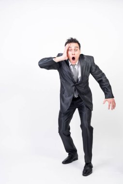 Takım elbiseli şaşırmış adam. Beyaz arkaplan, tüm vücut