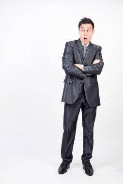 Takım elbiseli şaşırmış adam. Beyaz arkaplan, tüm vücut