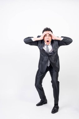 Takım elbiseli şaşırmış adam. Beyaz arkaplan, tüm vücut