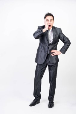 Takım elbiseli şaşırmış adam. Beyaz arkaplan, tüm vücut