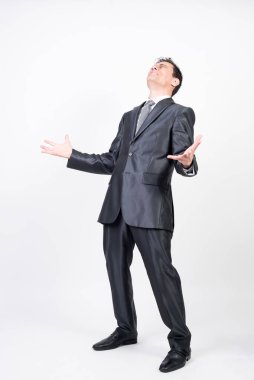 Takım elbiseli adam acı çekiyor. Beyaz arkaplan, tüm vücut