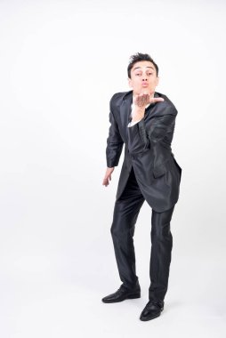 Takım elbiseli adam öpüşüyor. Beyaz arkaplan, tüm vücut