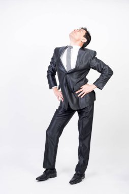 Takım elbiseli aptal adam. Beyaz arkaplan, tüm vücut