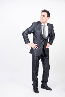 Takım elbiseli uyanık adam. Beyaz arkaplan, tüm vücut