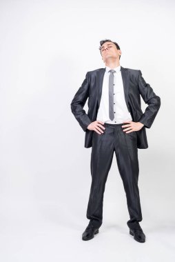 Takım elbiseli uyanık adam. Beyaz arkaplan, tüm vücut