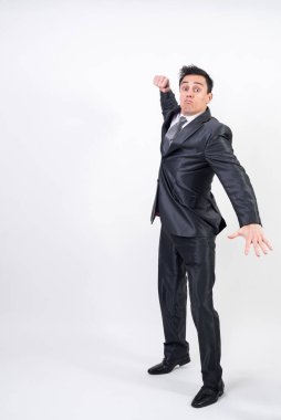 Takım elbiseli adam şiddetle onu yumruklamak üzere. Beyaz arka planda, tüm vücut