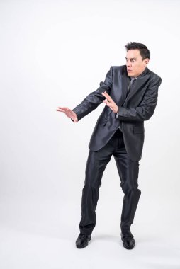 Beyaz arka planda takım elbiseli korkmuş bir adam.