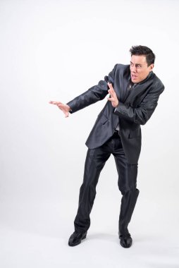 Beyaz arka planda takım elbiseli korkmuş bir adam.