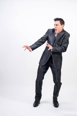 Beyaz arka planda takım elbiseli korkmuş bir adam.