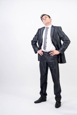 Takım elbiseli kendine güvenen bir adam. Beyaz arkaplan, tüm vücut