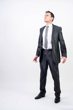 Takım elbiseli kendine güvenen bir adam. Beyaz arkaplan, tüm vücut