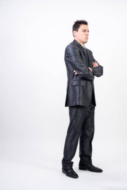 Takım elbiseli güvenilmez adam. Beyaz arka plan. Tüm vücut